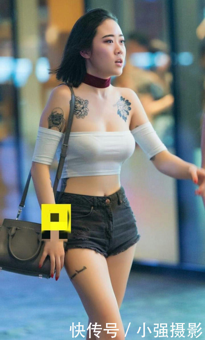 跨宽腰细的时尚小姐姐一字肩裹胸,裹出浑圆润滑的自然胸围,尽显