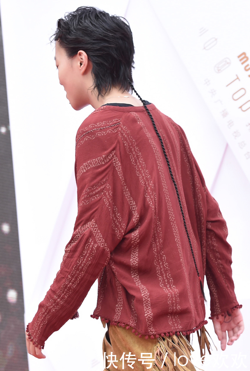 窦靖童换衣服也难掩尴尬，裤子太个性，一出场便被锁定了三角区