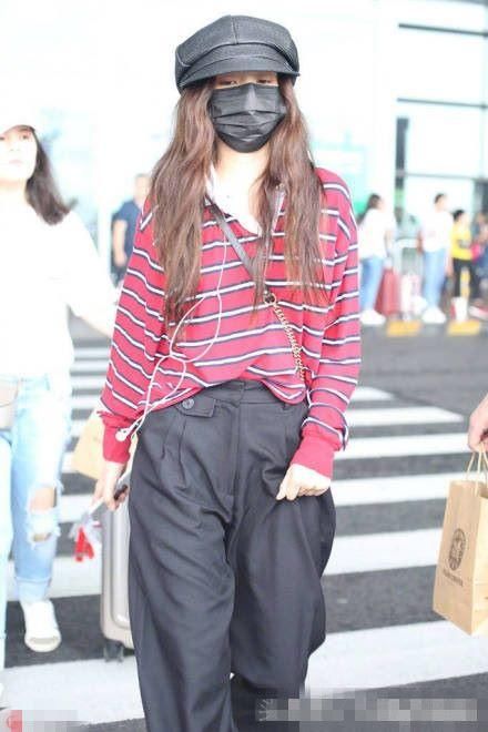 宋祖儿偷穿爸爸衣服？宽松肥大没腰身，松垮懒散还很热呀！