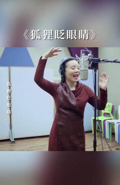  #暗红色#再被龚琳娜新歌洗脑，穿“无痕裙”真能扭，勒这么紧仍没一丝赘肉