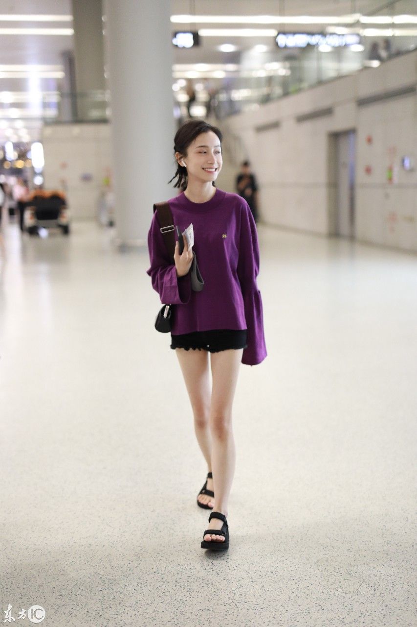 姜梓新穿紫色卫衣搭配黑短裤现身机场,皮肤白皙面带微笑大秀美腿