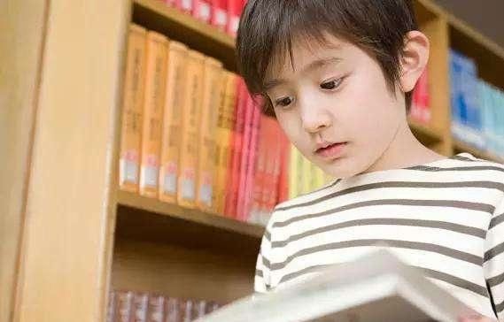 『教室』在同一个教室学习,学霸成绩考第一,为何你的成绩就是提不上去?