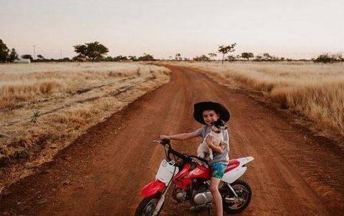女子自驾游两个月没花一分钱,靠拍照片换食宿