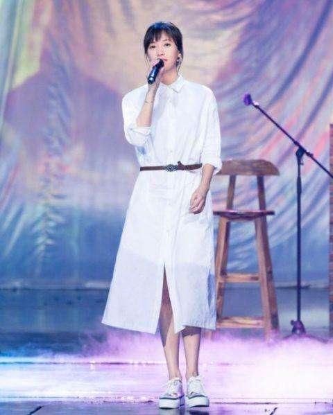 徐静蕾这是成精了吧，44岁像20岁，穿超短裤大秀青春活力！