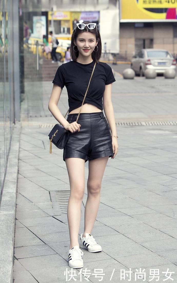 街拍:穿短裙的女人最妩媚, 搭配安全裤以后可以放心秀腿了!