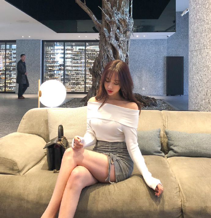  「小姐姐」美女街拍时尚优雅的小姐姐，紧身连衣裙的穿搭，尽显性感气质
