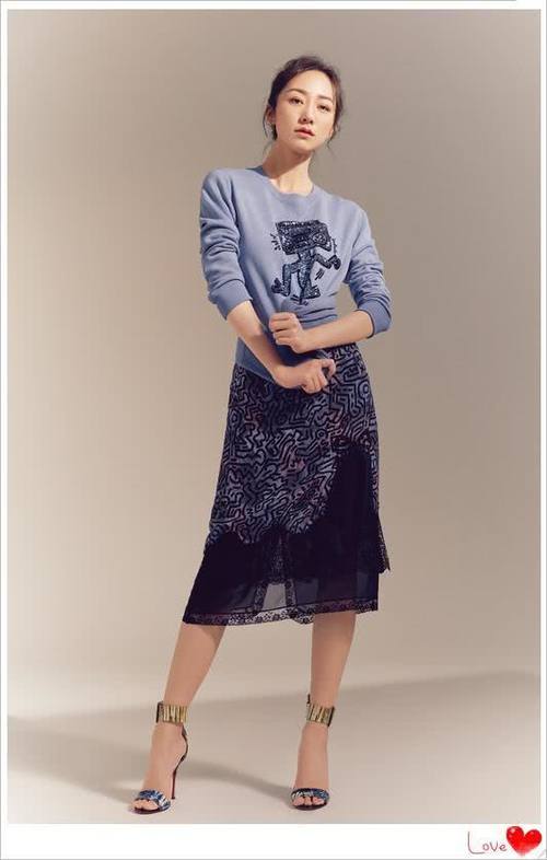 韩雪机场变秀场,短T配长裙优雅炫腹,网友:好想量一量她的腰围