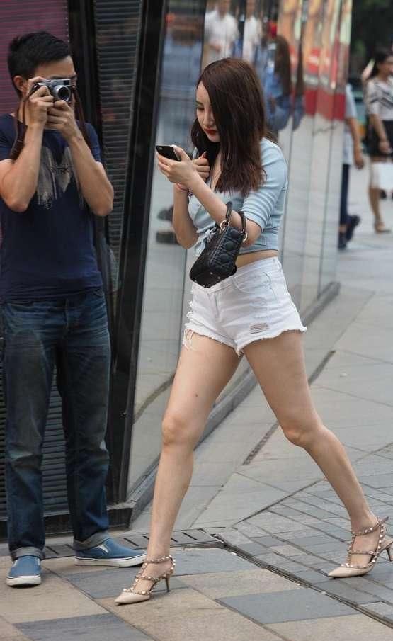 街拍：图1辣妈伊能静，穿搭有些俗气！图2美女尴尬，肚脐赘肉多！