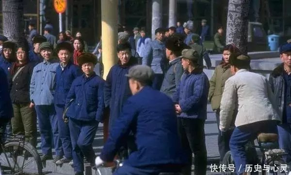 七十年代老照片：大城市里也有些人开始像西方一样，穿着比较开放