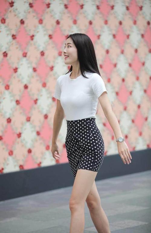 凹凸丰腴的紧身裤美女，展现女人的知性美气质，绽放女性的野性美