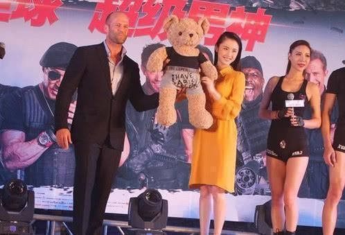 她出道就受张艺谋力捧，却因送礼送出祸，穿搭时尚美上天!