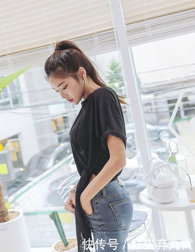  风采@街拍：清新脱俗的气质美女，简约个性的穿搭，尽显时尚风采！