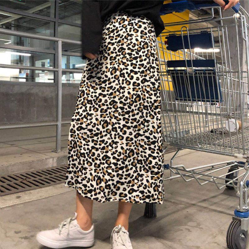 这半身裙真洋气，80后女人穿巨有魅力，显嫩更气质