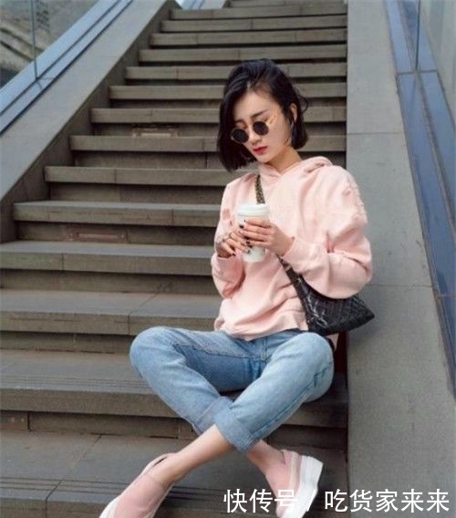  「简洁」街拍：齐肩短发的小美女，白色长裙配黑色高跟鞋，简洁又素雅