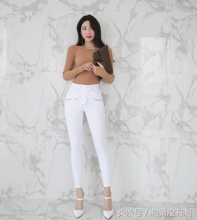 腰身纤细的牛仔裤美女，轻松穿出优雅感，真漂亮！