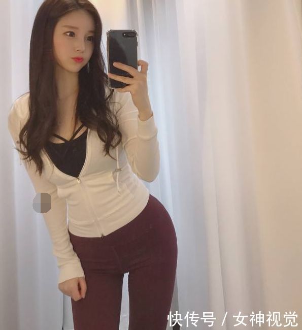 紧身打底裤：颜值很高的年轻美女，穿着时尚，展现曼妙身影！