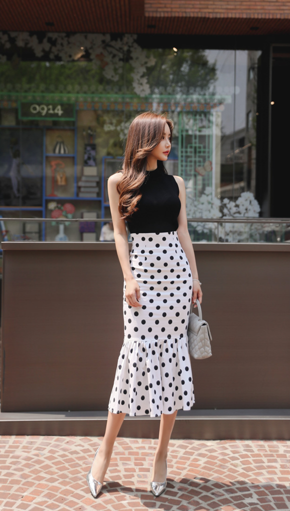 女神孙允珠，玄武岩黑磨牛奶波点无袖套裙