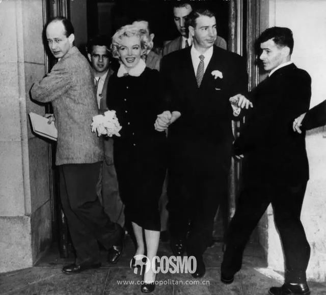 这位法国造型师穿衬衫结婚了，让我想起了赫本的头巾