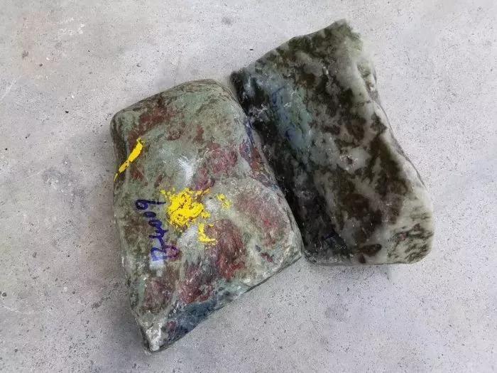  原石■幸运降临，花5万买下的原石，切开后竟是冰种三彩手镯，特