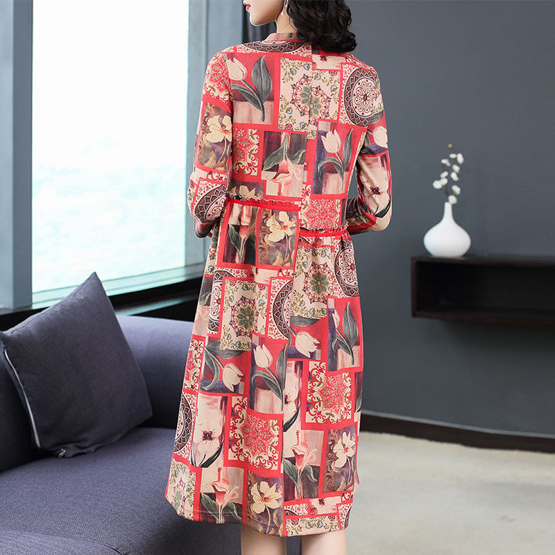 天呐,60后小姨真敢穿!“酒红”妈妈装+裸鞋,洋气减龄二十岁