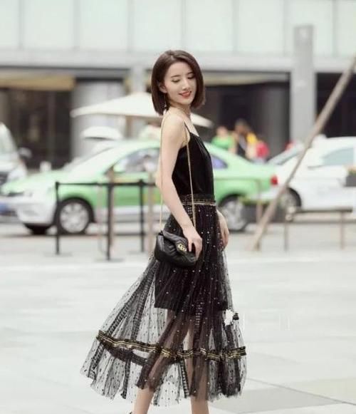  『风采』街拍：面带笑容的美女，一条黑色的连衣裙，时尚唯美气质风采