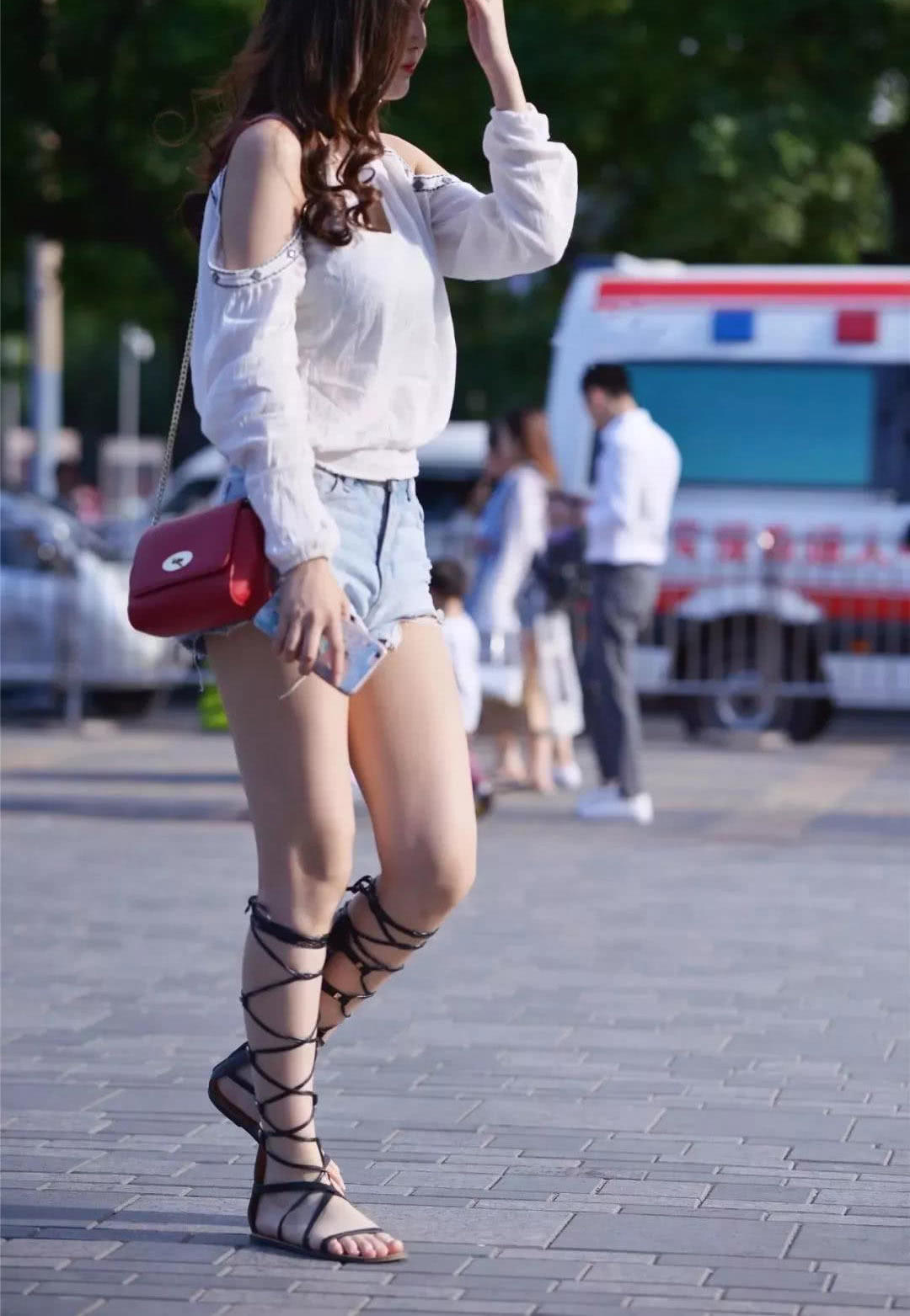 清纯小姐姐身穿超短裤十分性感,那一双丰润的双腿很吸睛,值得一