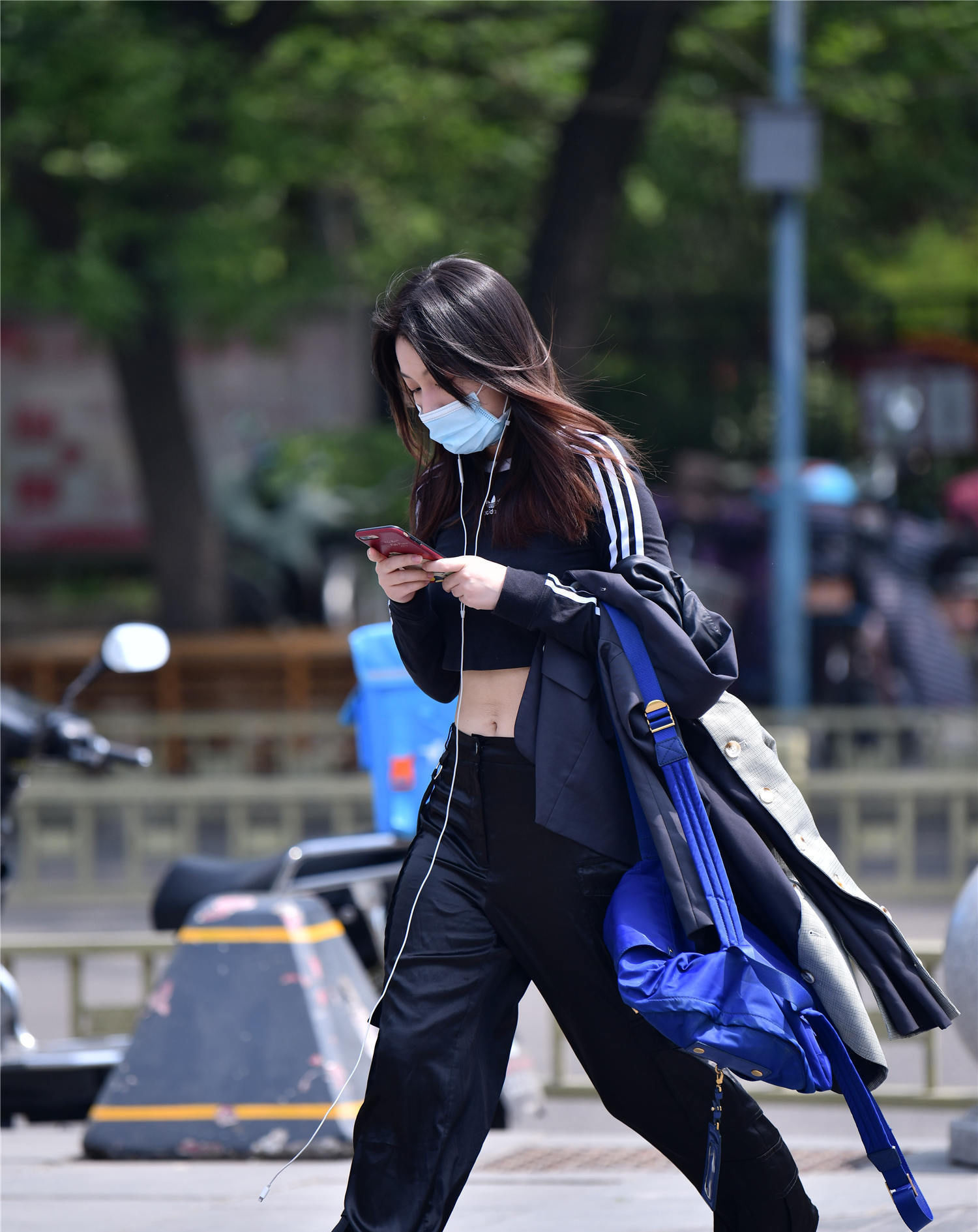  『脚下一双』春天里穿着长靴的姑娘,不是因为天冷,而是对长靴有着独...