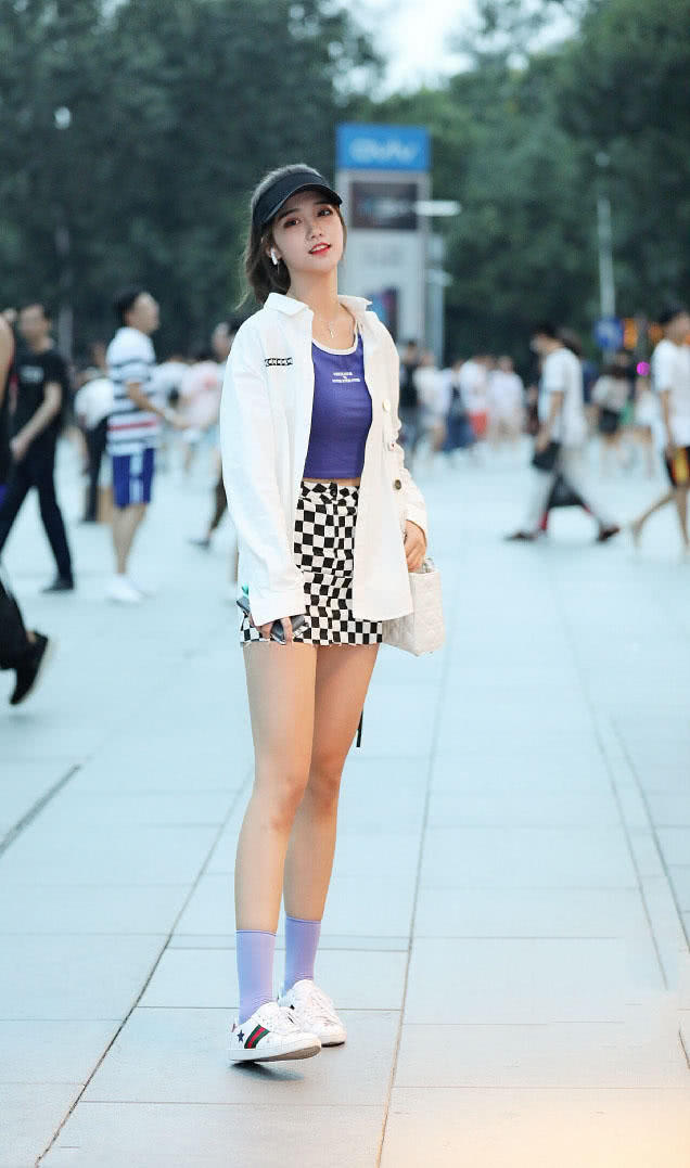 青春美少女穿半身裙秀出一双笔直美腿，走在街上一双长腿格外的迷