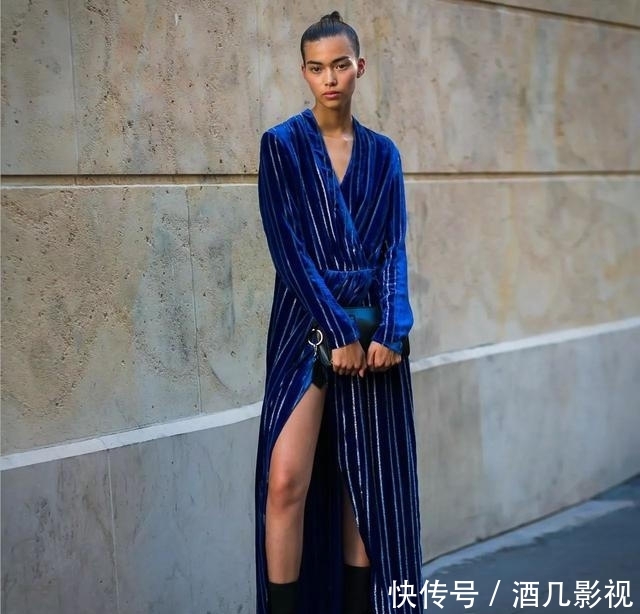  丝绒■这个春天选对丝绒裙，用它来凹造型绝对有范~