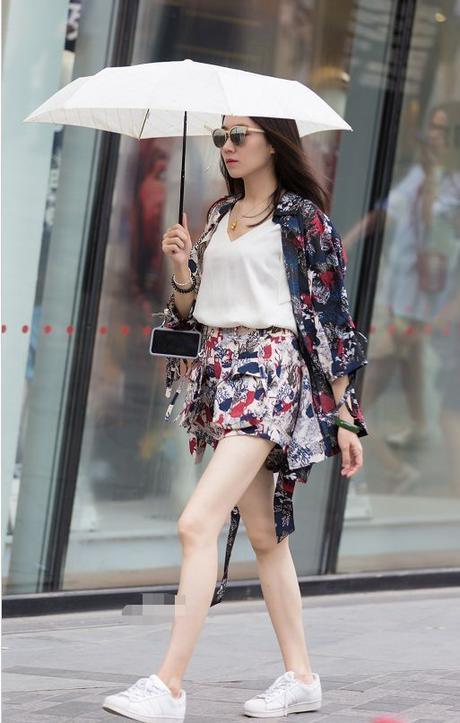 街拍:颜值高的美女,无论穿短裤或裙子,都能“凸显”女人味!