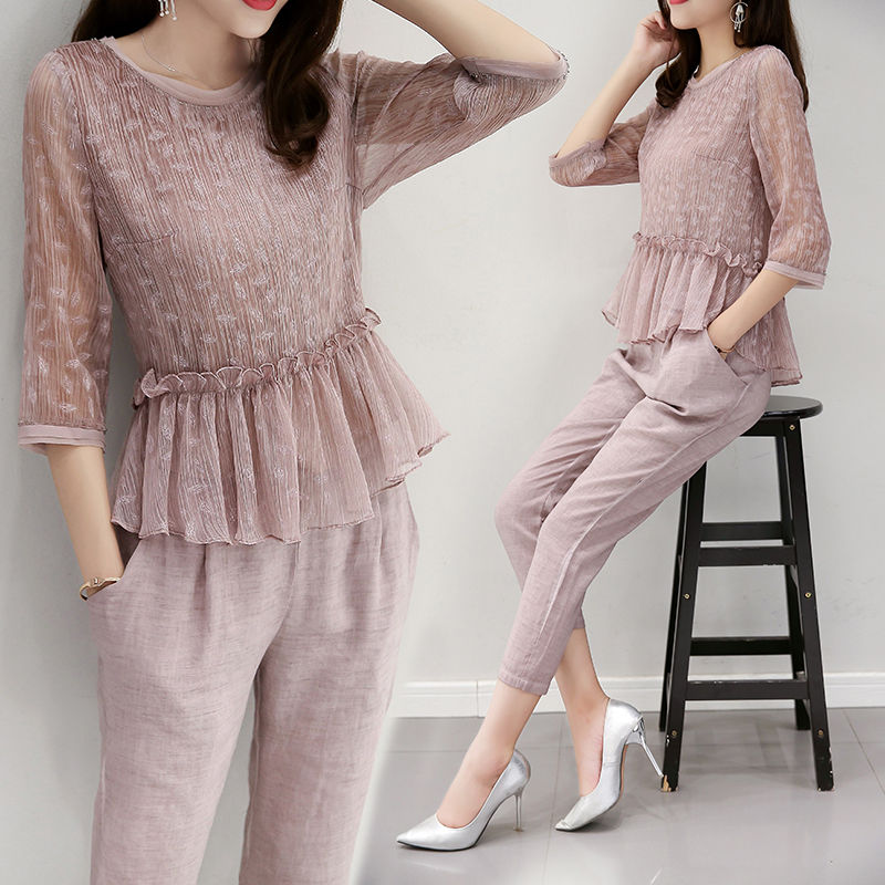 70后老婆太会装嫩啦!穿这休闲装+小白鞋，简直比少女还漂亮