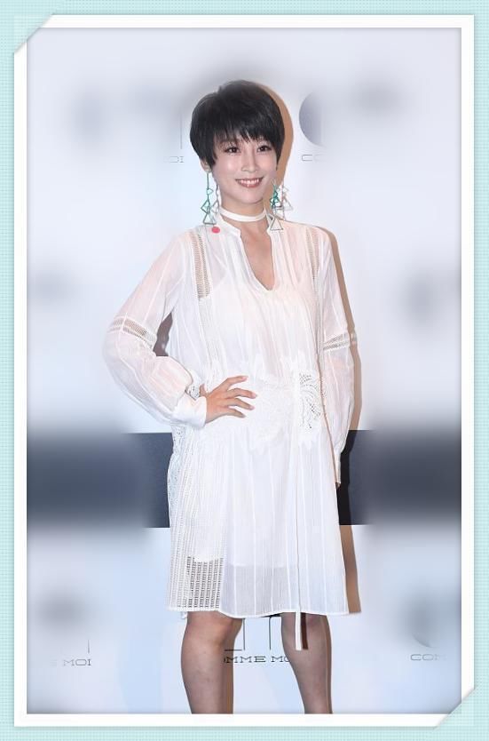 谢楠亮相活动,四肢纤细,小腹平坦,网友:她真的怀孕7个月了?