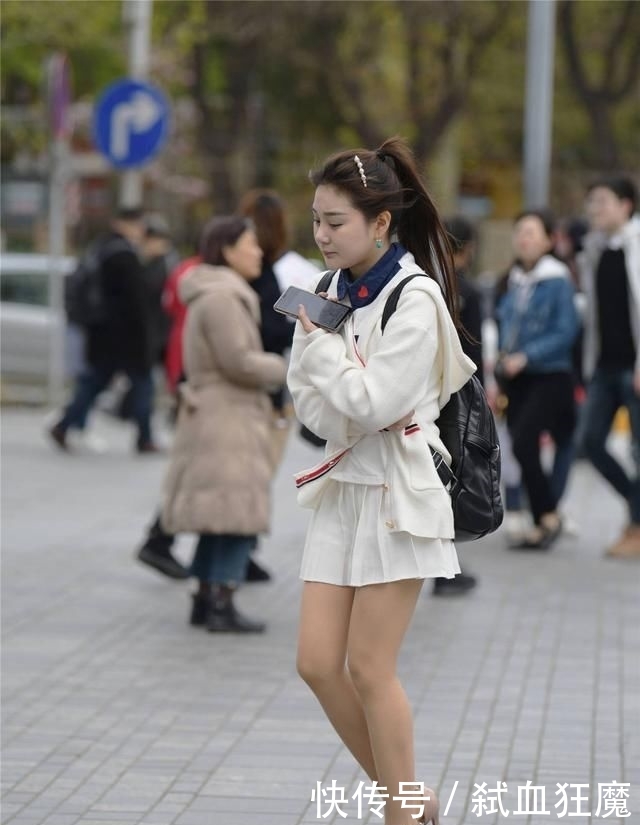  『气质』街拍白色百褶裙气质美女，配10多厘米的细高跟，这么走路累吗?