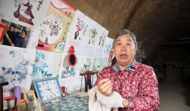 农村73岁老人独守百年黄土窑洞，她笑说住窑洞舒坦天天睡到自然醒
