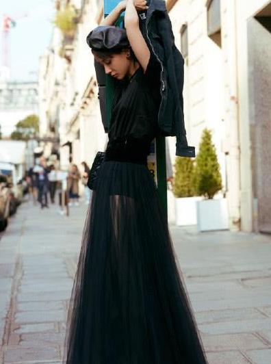 王子文太会穿了！下半身消失的穿法显腿长，网友：看着就像一米七