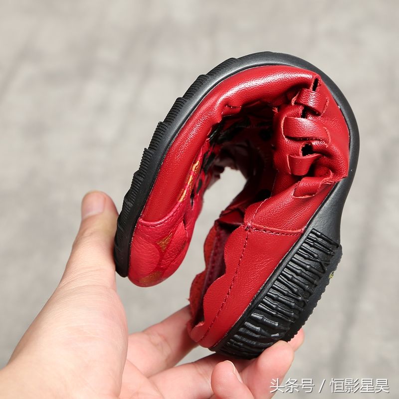 四五十女人别老穿高跟鞋，穿时髦民族风女鞋，美的不像中年人