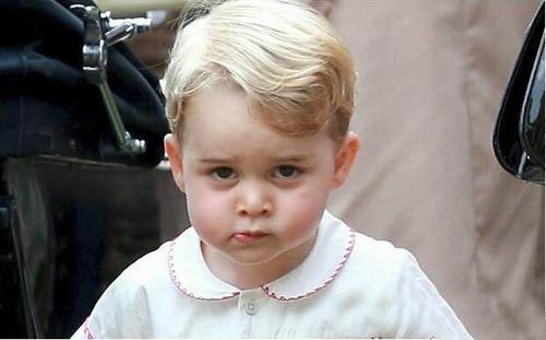 乔治小王子5岁官方生日照发布，竟笑出鱼尾纹，穿的衬衫才300多元