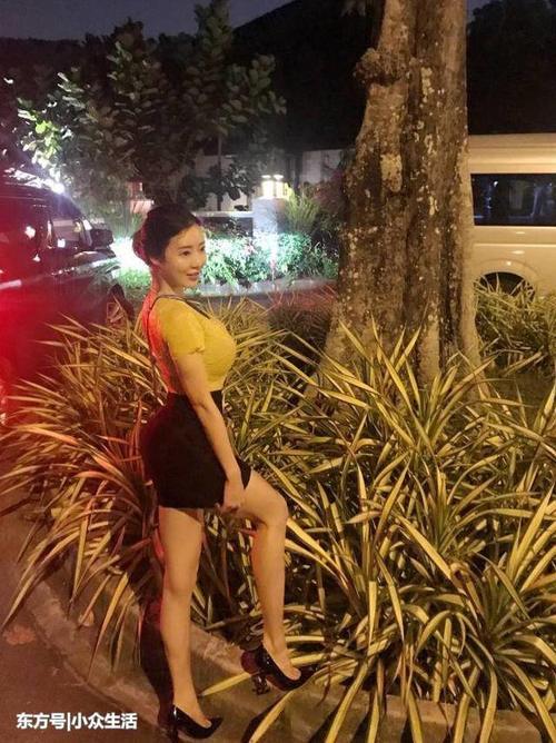 街拍:女人如美酒,这样的成熟小姐姐有没有让你喝醉了