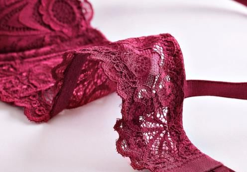 现在女人真会穿，洗完澡穿上超薄蕾丝透明文胸，清凉忒显嫩