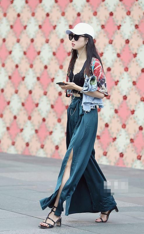 美丽的女人穿着长长的浅紫色T桖