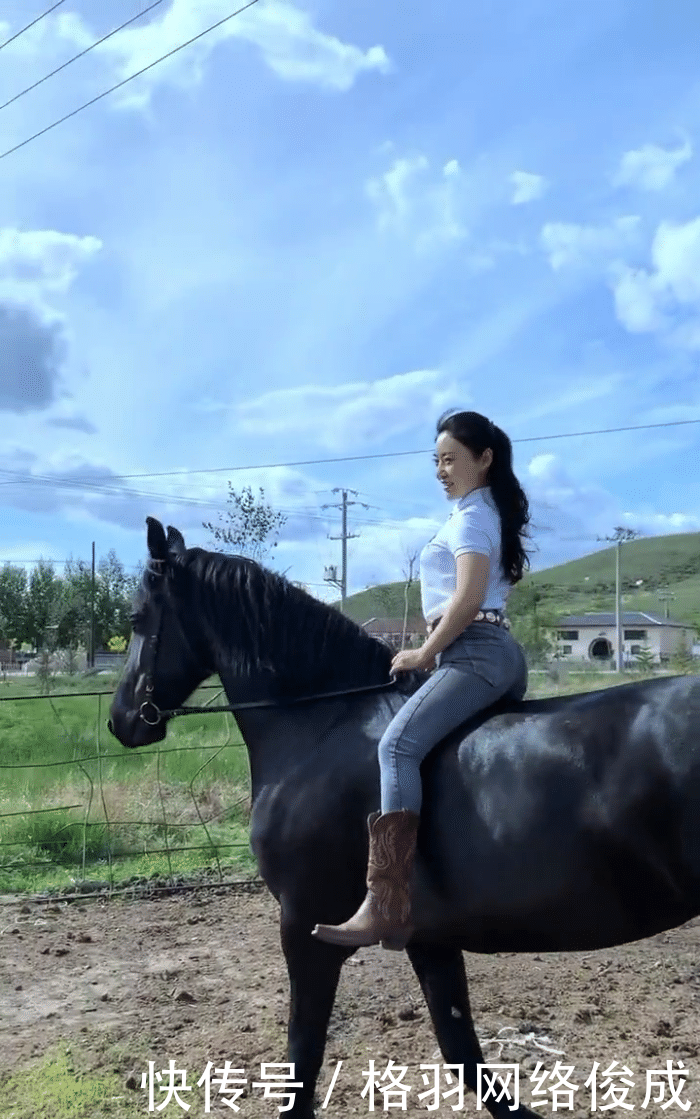  【美女】穿着紧身牛仔裤骑马，美女不感觉不方便吗？