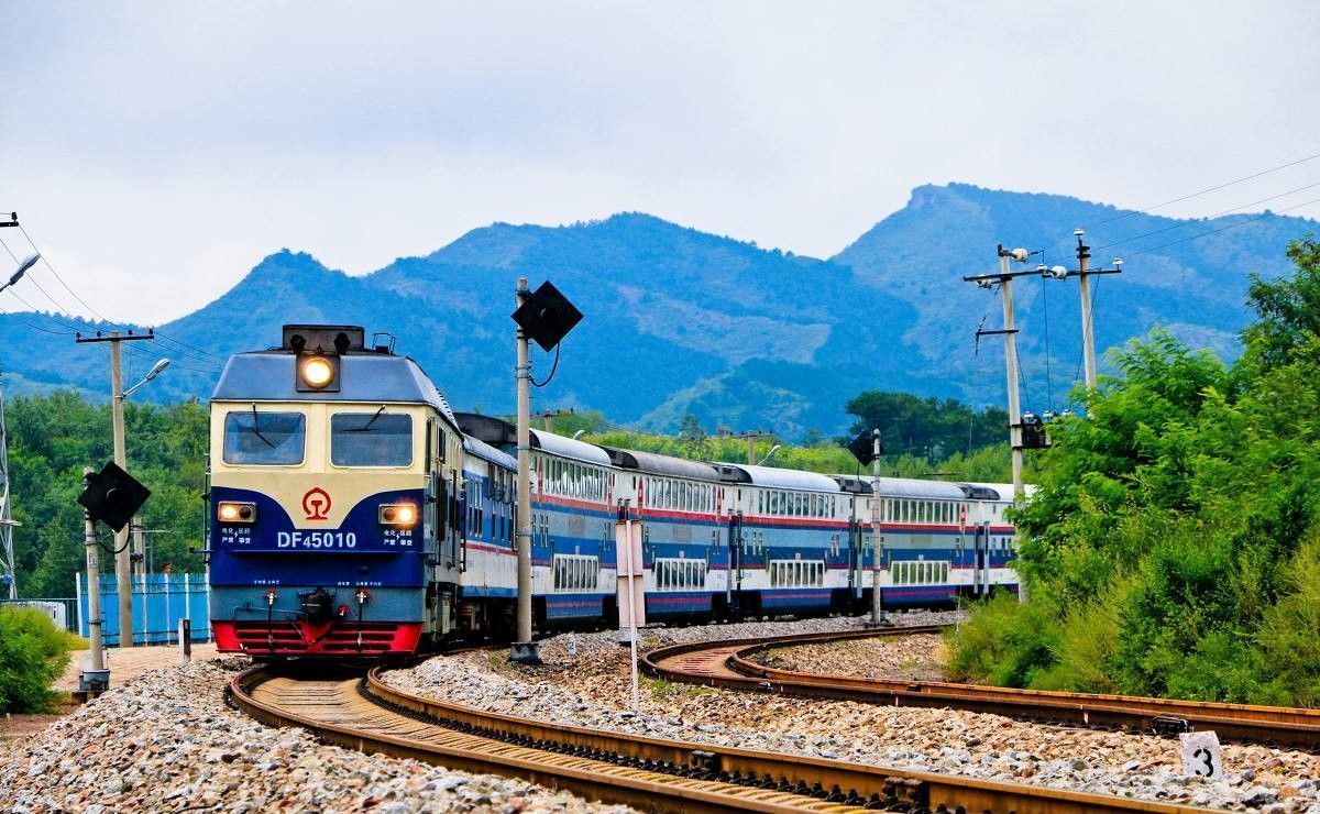 中国双层高铁动车组来啦，比复兴号还气派!