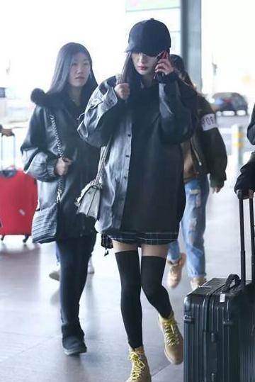 杨幂也太会穿了! 马丁靴配过膝袜, 网友: 难怪腿看上去一直那么细