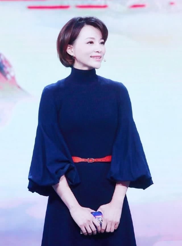  『端庄的气质』董卿真有气场，一字肩上衣配搭H型半身长裙，头型太高端大气