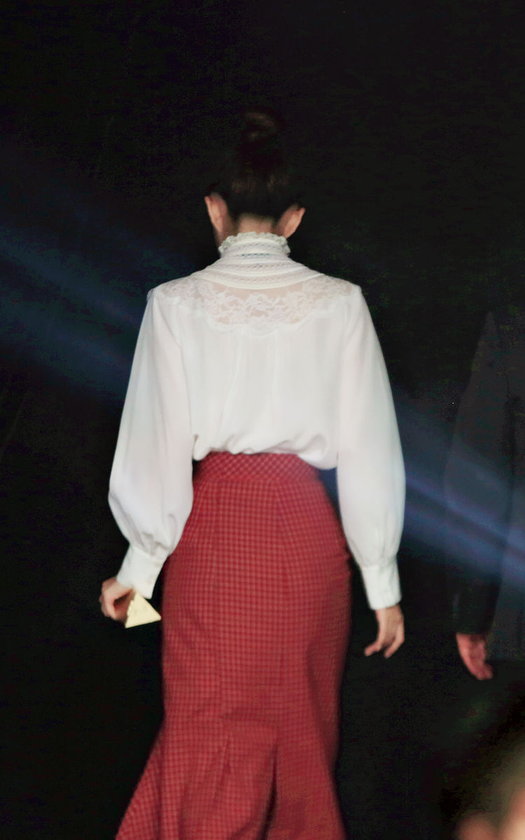 徐璐为了美真是拼,脚踩“两根针”出席活动,网友:断了就糗大了