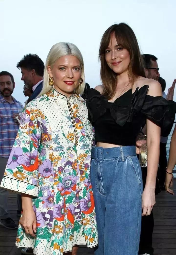 Angelababy穿Dior裙在跑男正经唱歌，这么美的纱裙何穗拿来套T恤?