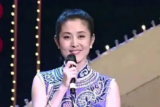 [ 精气神]皱纹爬满了脸，但精气神十足！，倪萍眼皮塌陷笑容却灿烂