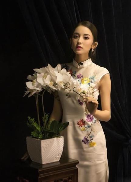 新疆四大美女旗袍装，画风差异明显!网友:第四个是谁?