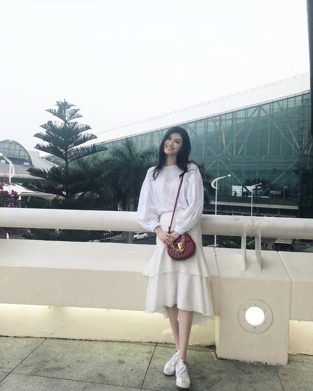 何穗就是会搭，牛仔裤塞进短靴里也不丑，网友:一般人穿丑哭了!