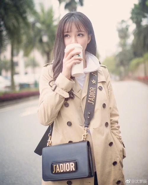 虽然一直被黑，但是沈梦辰的包包穿搭还是值得小女生借鉴的